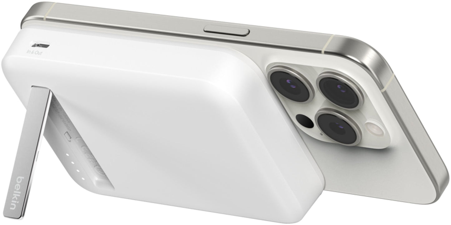 Batteria Esterna Wireless Belkin BoostCharge Pro con Kickstand, 8000mAh, 15W, FQI, 1 x QI - 1 x USB-C, Bianca BPD007btWH