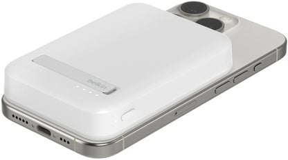 Batteria Esterna Wireless Belkin BoostCharge Pro con Kickstand, 8000mAh, 15W, FQI, 1 x QI - 1 x USB-C, Bianca BPD007btWH